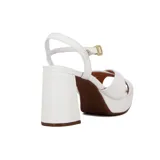 Sandalia de mujer color blanco con plataforma y taco ancho y alto. Presenta tiras anchas cruzadas sobre el empeine y una tira fina con hebilla ajustable en el tobillo.