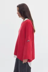 Sweater de punto negro con cuello bote y mangas evasé, confeccionado en algodón con diseño holgado.