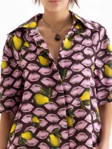 Camisa de seda color marrón y rosa con estampado de labios y limones, de calce relajado, silueta en línea A y mangas cortas.