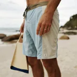 Short de baño celeste con cintura marrón y paneles laterales blancos.