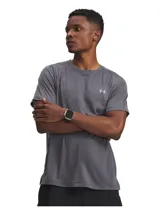 Remera deportiva Under Armour de manga corta, confeccionada en tejido de punto jersey ligero y transpirable con paneles de malla texturizada para mayor ventilación. Presenta un diseño de ajuste ergonómico con bajo con aberturas laterales y logotipo reflectante.
