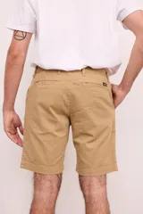 Bermuda de gabardina azul con bolsillos laterales y traseros.