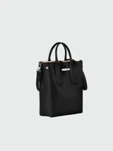 Bolso de mano tipo tote de la línea Le Roseau de Longchamp, confeccionado en cuero granulado negro. Presenta un diseño estructurado con asas superiores, correa de hombro ajustable y extraíble, y el icónico cierre de bambú metálico en la parte frontal.