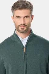 Campera tejida de algodón azul con cierre frontal y cuello alto. Corte clásico.