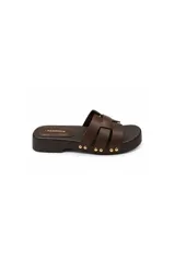 Sandalia tipo zueco Paddock de color negro, con plataforma baja de aspecto amaderado y tiras entrelazadas en el empeine. Presenta detalles de tachas metálicas doradas en los laterales y plantilla acolchada.