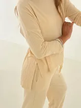 Pantalón de morley color ladrillo, de corte recto con bolsillos laterales.