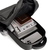 Mochila urbana de diseño funcional en color gris, con múltiples compartimentos con cierre, bolsillo frontal y bolsillos laterales de red. Cuenta con compartimento interno para notebook y correas acolchadas ajustables.