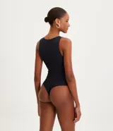 Body básico color rojo, con cuello halter, sin mangas y confeccionado en poliamida. Tiene forro en el busto.