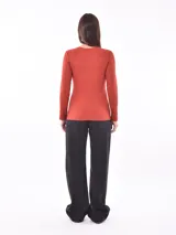 Remera blanca de manga larga con cuello redondo y tejido acanalado.