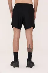 Short deportivo negro de tela ultra liviana con tecnología drifit y protección UV50+.