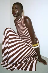 Top de cuello subido y manga sisa, con tejido de textura a rayas verticales en color marrón y beige.