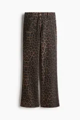 Jean de denim con tiro alto, corte ajustado hasta la rodilla y diseño acampanado, con estampado animal print tipo leopardo. Cuenta con bolsillos de parche delanteros y trabillas para cinturón.
