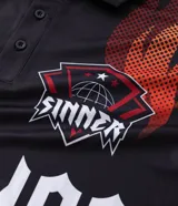Remera de manga larga con corte boxy, confeccionada en microfibra de poliéster. Presenta un diseño estampado con motivos de llamas en tonos rojos y naranjas, junto con el número 13 en tipografía gótica en la espalda.