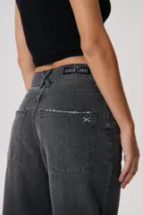 Pantalón de jean celeste de tiro medio y corte holgado. Presenta un lavado bicolor con efecto desgastado y terminación levemente fruncida en el bajo.