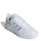 Championes Adidas Grand Court Base 2.0, color blanco con las icónicas tres tiras laterales en acabado iridiscente. Presentan un diseño de inspiración tenística con exterior de cuero sintético y suela de goma.
