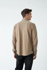 Camisa manga larga verde oliva con fit regular, mangas con botones y logo bordado.