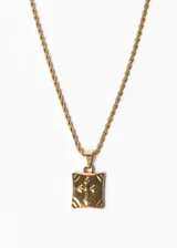 Collar dorado con cadena trenzada y dije cuadrado con cruz medieval en relieve.
