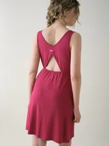 Camisón midi color fucsia, confeccionado en viscosa y elastano, con escote en V profundo adornado con encaje y corte fruncido bajo el busto.
