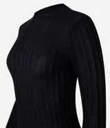 Suéter de punto de la marca Cortelle, con cuello redondo, mangas largas y diseño de rayas verticales texturizadas con hilos metalizados incorporados.