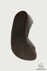 Zapatilla deportiva barefoot fabricada en piel con acabado serraje de color marrón, con cordones en contraste y suela fina de goma.