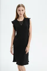 Vestido midi de poliéster color blanco, de corte recto y escote redondo a la base, con mangas cortas abuchonadas con volados y detalles de volados en el ruedo.