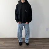 Pantalón de jean con corte baggy, de tiro medio y pierna ancha, en color azul claro con efecto lavado.