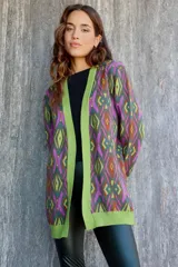 Saco largo de tejido de punto con diseño geométrico en tonos beige, negro y gris.