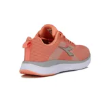 Championes deportivos Diadora modelo Vigata para mujer, color coral/naranja con detalles en gris y blanco. Presentan capellada de tejido de punto transpirable y suela gruesa blanca con capa gris.