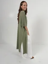 Kimono largo color verde oliva, tejido en hilo italiano. Incluye lazo para usar como choker o cinturón.