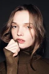 Jersey de punto con lana, de cuello subido y manga larga. Presenta un diseño ajustado con detalle de costuras verticales marcadas en el frente.