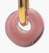 Aros tipo argolla con dije colgante en forma de dona de vidrio color uva y base de oro.