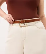 Kit de tres cinturones femeninos de poliuretano con hebilla metálica cuadrada. Presentan texturas y colores variados, ideales para uso diario.
