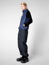 Chaleco puffer naranja con cuello alto y cierre frontal con cremallera.