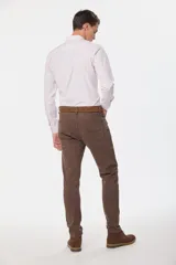 Pantalón de vestir azul marino, de corte recto, con bolsillos laterales y traseros. Se ajusta a la cintura con cinturón de cuero marrón.