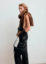 Bolso de hombro tipo hobo en color negro, con diseño de media luna y acabado texturizado. Cuenta con una correa ajustable con hebilla metálica y cierre principal con cremallera.