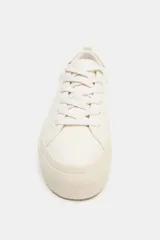 Zapatillas tipo bamba con suela flatform, diseño minimalista con cordones y detalle de contraste en el talón.