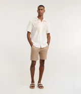 Bermuda masculina color beige, de corte comfort, confeccionada en algodón texturizado. Posee cintura elástica con lazo ajustable y bolsillos laterales.