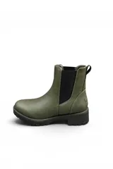Bota de caña baja tipo Chelsea color negro, con elásticos laterales, suela track y taco bajo.