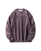 Buzo de manga larga con cuello redondo, confeccionado en suave tela tipo gamuza de color lila. Presenta un calce oversize y un estampado frontal con texto en el pecho.