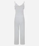 Pijama largo de dos piezas color blanco, compuesto por una musculosa con escote en V, tirantes finos regulables, detalles de encaje y botones frontales, y un pantalón largo con cintura elástica y cordón ajustable.