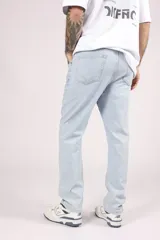 Pantalón de jean celeste de corte recto.