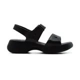 Sandalia casual de mujer con plataforma efecto corcho, tiras ajustables con cierre de velcro y detalle de aplique metálico dorado.