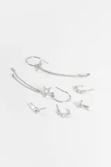 Set de tres pares de aros dorados con apliques de vidrio transparente. Incluye un par de aros pequeños tipo botón con diseño rectangular, un par de aros pequeños en forma de argolla con pedrería y un par de aros tipo argolla con dijes colgantes de estrella y cadenas finas con detalles de cristal.