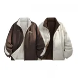Campera puffer reversible, de diseño acolchado, cuello alto y cierre frontal con cremallera. Un lado presenta combinación en marrón y beige con detalles estampados, y el otro lado es liso en color beige.