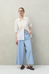 Pantalón Alessio de corte amplio y silueta recta, confeccionado en mezcla de lino y viscosa. Cuenta con diseño de tiro medio y cintura cómoda.