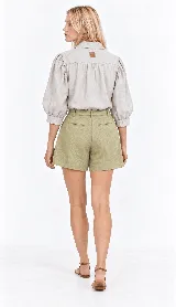 Camisa clásica de lino natural color blanco, con mangas abullonadas tres cuartos y delicados bordados artesanales de flores en el frente.