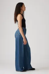 Jean de corte baggy con tiro medio y pierna ancha, confeccionado en denim azul con lavado clásico.