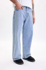 Pantalón jean de corte recto en color azul medio, con diseño clásico de cinco bolsillos y cierre frontal con botón y cremallera.
