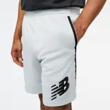 Short deportivo New Balance Tenacity Training, color gris claro, con logo estampado en negro en la pierna izquierda.