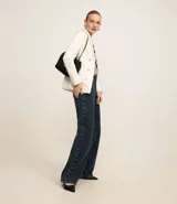 Blazer femenino de sastrería confeccionado en punto roma, con cuello solapa, cierre frontal con botones decorativos y diseño estructurado.